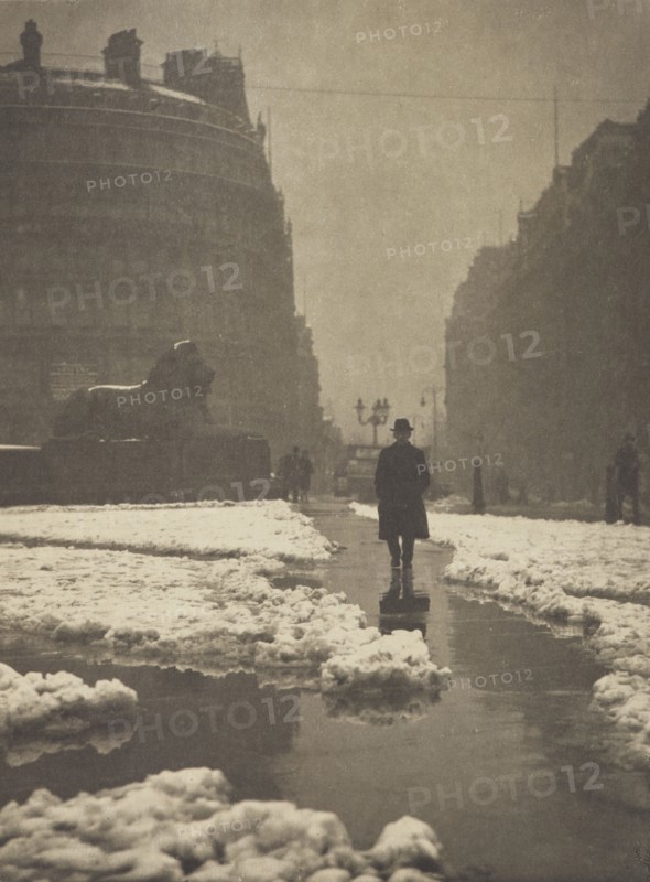 The day breaks cold, Trafalgar Square. From the album: Photograph album - London, 1920s. Creator: Harry Moult.