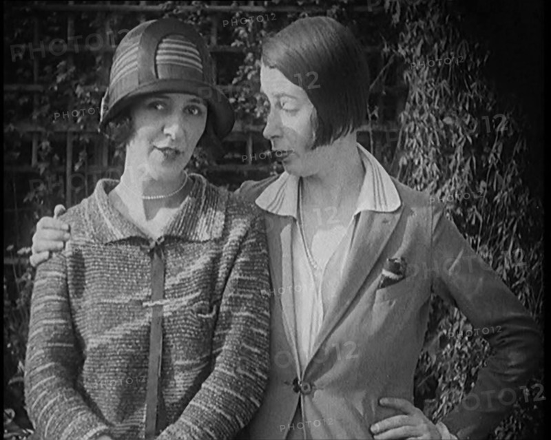 British Artists Norah Blaney and Gwen Farrah Posing for the Camera Smiling at Each Other, 1920. Creator: British Pathe Ltd.