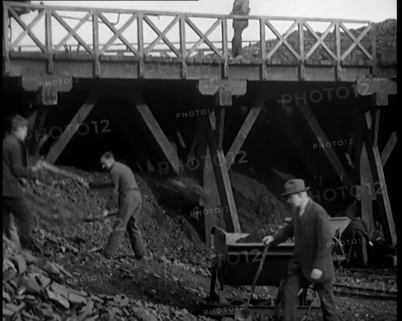 Volunteer Male Civilians Shovelling Coal, 1926. Creator: British Pathe Ltd.