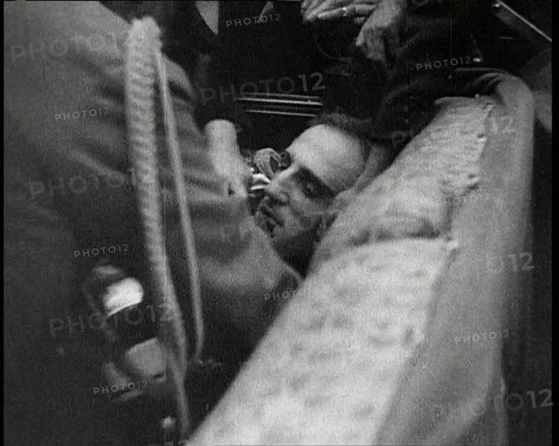 People Inspecting a Corpse, 1934. Creator: British Pathe Ltd.