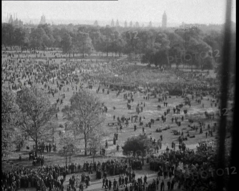 Crowd on Hyde Park, 1930s. Creator: British Pathe Ltd.