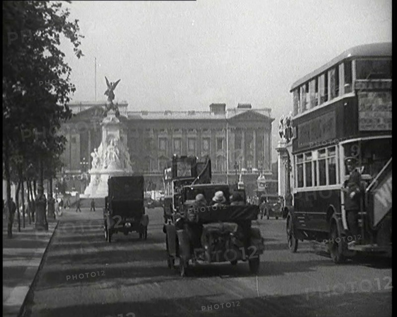 Cars And Buses Travelling Towards Buckingham Palace, 1927. Creator: British Pathe Ltd.