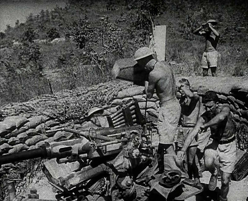 Commonwealth Troops Running to an Anti-Aircraft Gun, 1941. Creator: British Pathe Ltd.