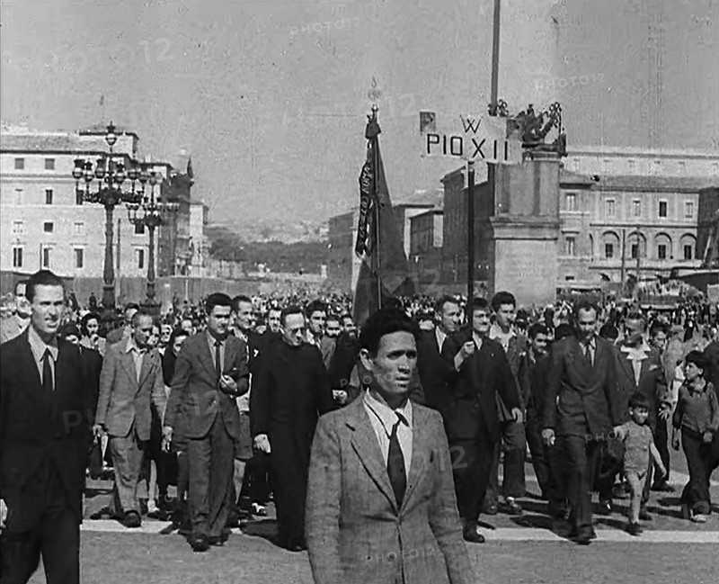 Italian Crowds Marching to St. Peter's Square, 1944. Creator: British Pathe Ltd.
