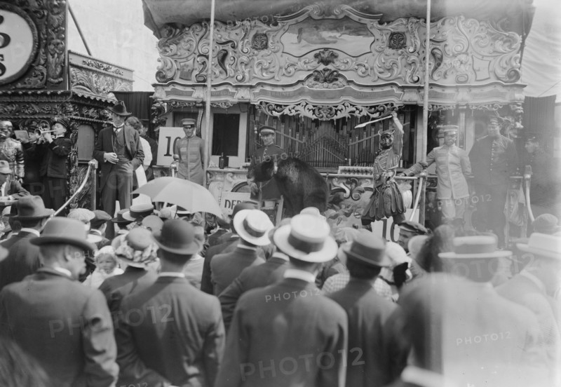 Wild Animal Show - Coney Island, between c1910 and c1915. Creator: Bain News Service.