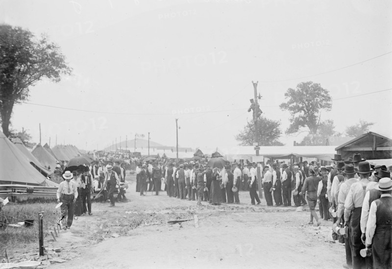 Dinner Hour - Gettysburg, 1913. Creator: Bain News Service.