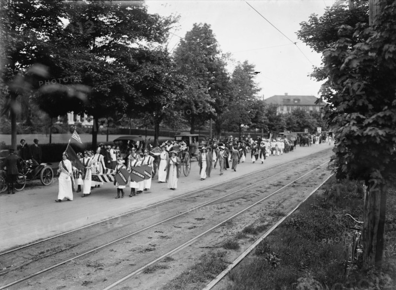 Suffrage pageant - Long Island, 1913. Creator: Bain News Service.
