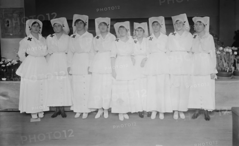 Red Cross volunteers? Alice Borden, Helen Campbell, Edith McHieble, Maude... between c1910 and c1915 Creator: Bain News Service.