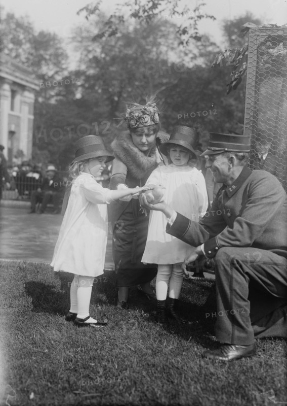 Mrs. W.W. Niles & children, between c1915 and c1920. Creator: Bain News Service.