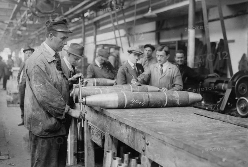 Removing nose from 6 inch shell, between c1915 and c1920. Creator: Bain News Service.