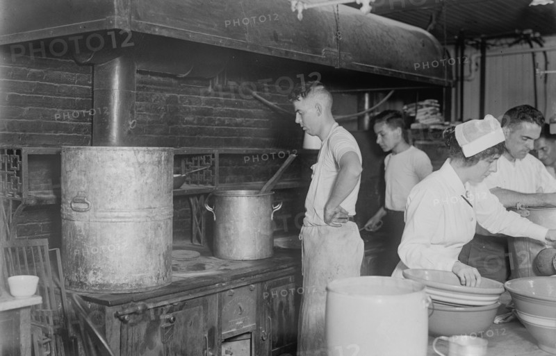 Teaching army cooks, Pratt Institute, 1917. Creator: Bain News Service.