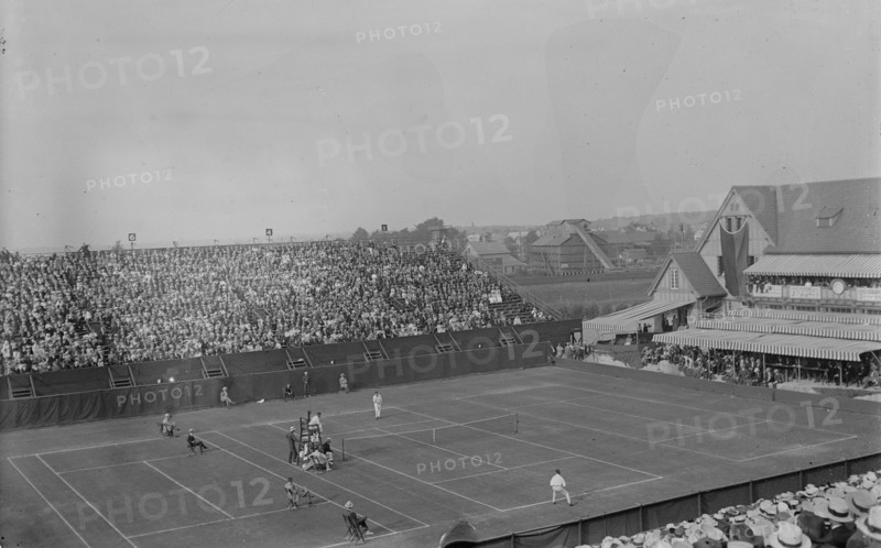 Williams vs Johnston [tennis], 1916. Creator: Bain News Service.