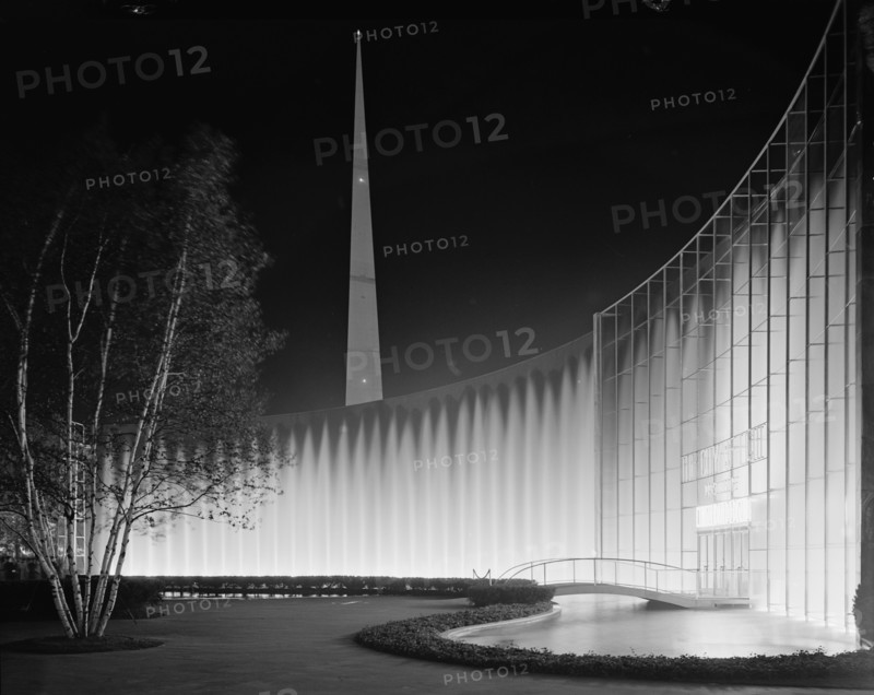World's Fair night views, 1939. Creator: Gottscho-Schleisner, Inc.