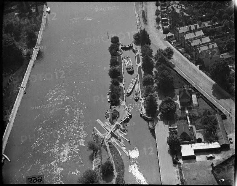 Molesey Lock, East Molesey, Surrey, c1930s. Creator: Arthur William Hobart.