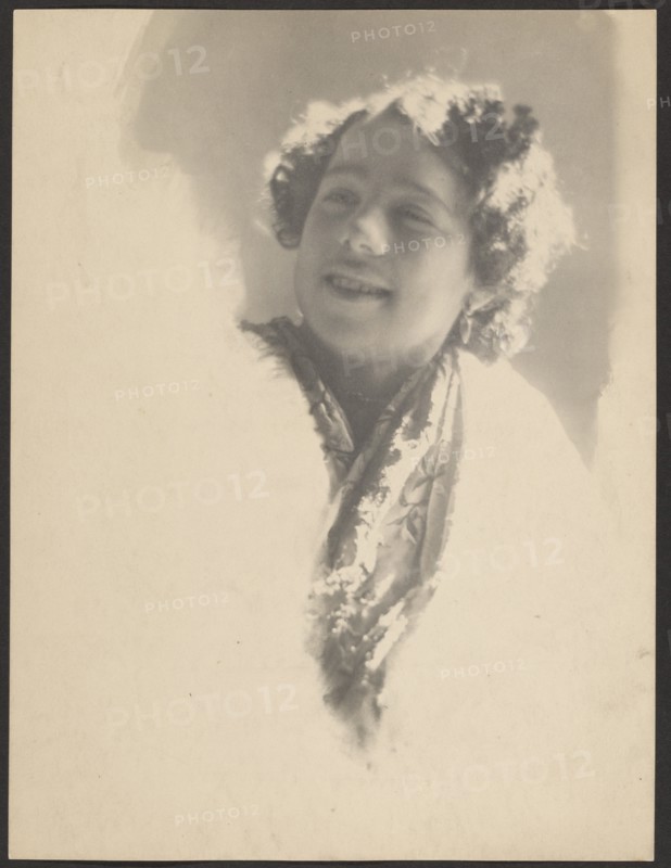 Portrait of a woman, 1907. Creator: Adolph de Meyer.