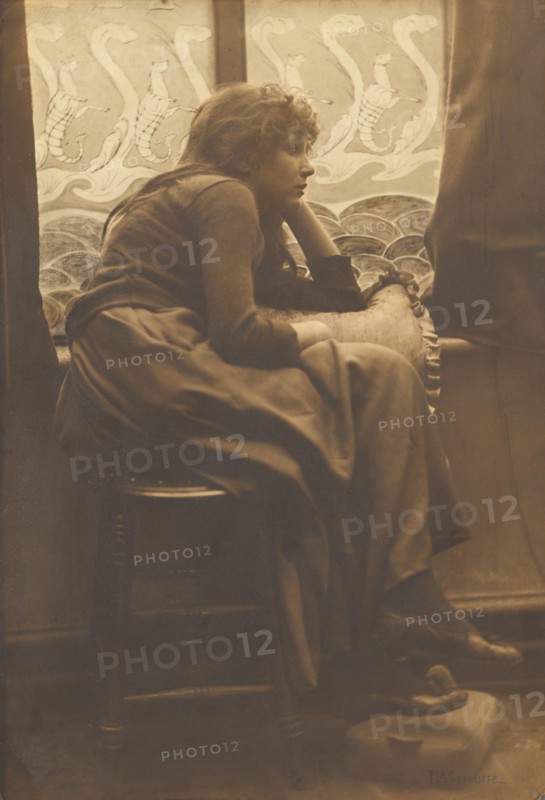 La Fille du Pecheur (The Fisherman's Daughter), about 1900. Creator: Frank Meadow Sutcliffe.
