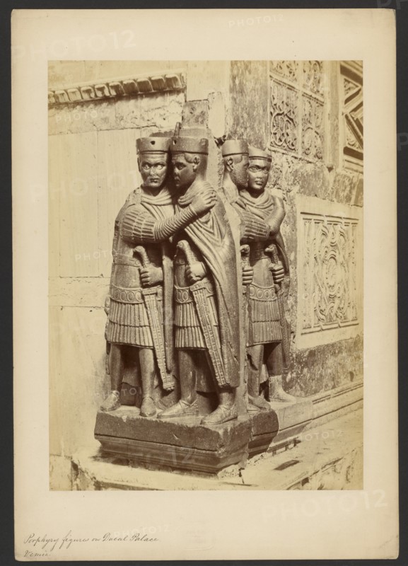 Le 4 figure di porfido presso la porta del Palazzo ducale, 1860-1870. Creator: Carlo Ponti.