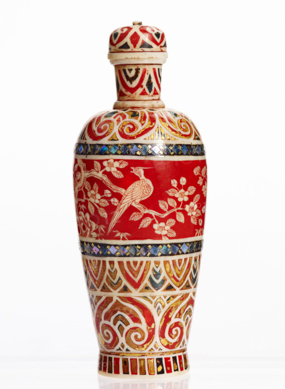 Snuff bottle with lid, 18th century. Creator: Unknown.