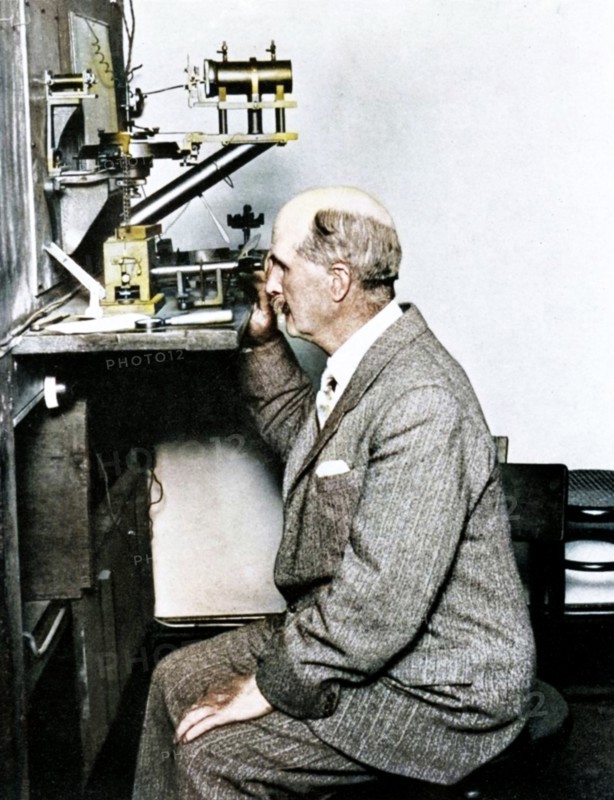 William Henry Bragg, English physicist, 20th century. The founder of  X-ray crystallography, Bragg (1862-1942) is shown here using an X-ray spectrometer. In 1915, with his son (William) Lawrence Bragg ( 1890-1871) he shared the Nobel prize for physics. (Colorised black and white print).