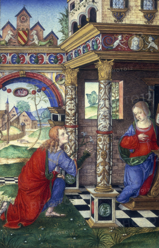The Annunciation, 1500. The angel Gabriel holding a lily appears to the Virgin Mary, telling her she will give birth to the saviour. The setting is an ornate building with decorated pillars, an archway with a coat of arms, and a black and white tiled floor. Mythical creatures decorate the pediment. Beyond are medieval buildings in a landscape.