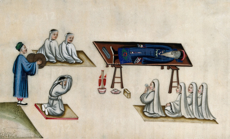 Chinese funeral customs: the body of an elderly man lies on a bier, attended by men and..., 1800. Creator: Unknown.