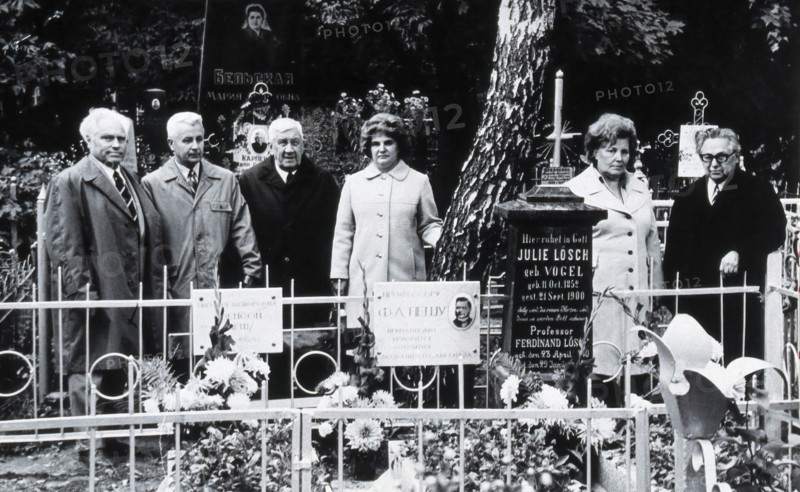 Six Russian scientists honouring the memory of Ferdinand Loesch, c1950s. Creator: Unknown.