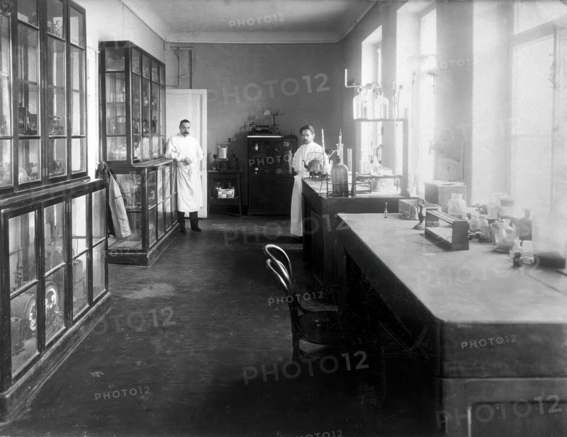 A physiology laboratory, either at the Institute of Experimental Medicine or at the Imperial...,1904 Creator: Unknown.