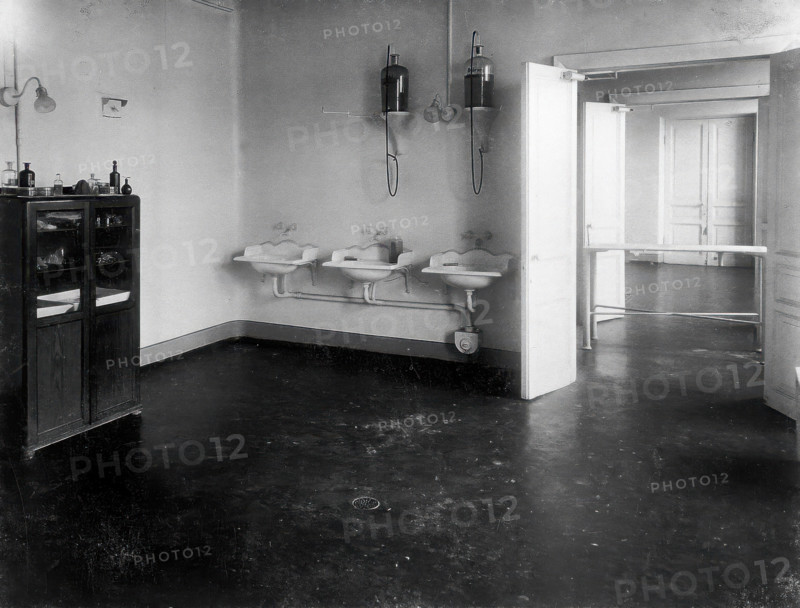 A washroom or operating room in the Physiological Laboratory either at the Institute of..., 1904. Creator: Unknown.