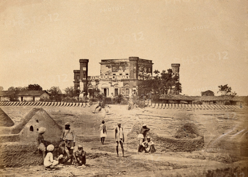 Lucknow, India: the military mess house surrounded by fortifications after the Indian..., c1858. Creator: Felice Beato.