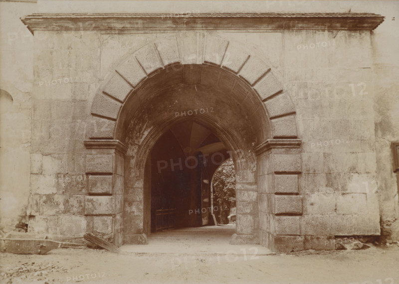 Castle - entrance gate, Pieskowa Skala, 1903. Creator: Unknown.