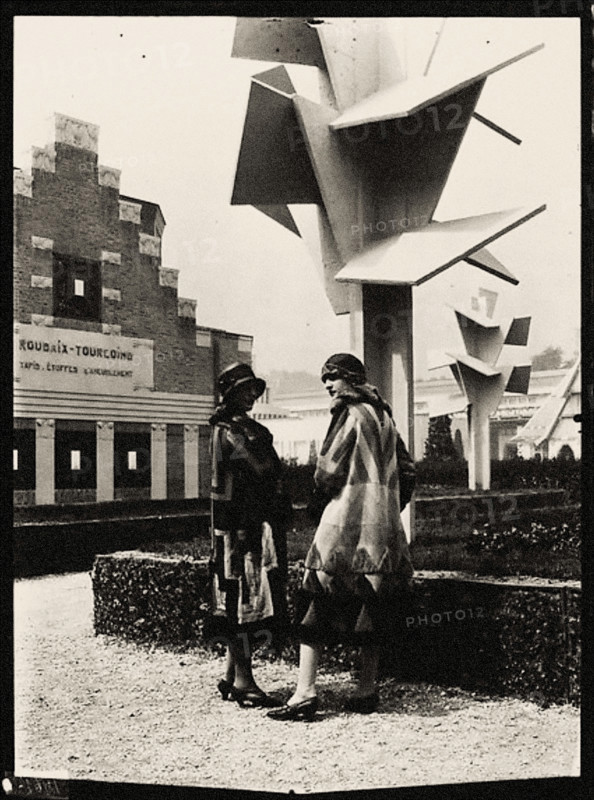Models wearing dresses by Sonia Delaunay in front of the Arbre Cubiste (Cubist Tree) by the..., 1925 Creator: Mallet-Stevens, Robert (1886-1945).