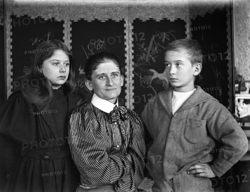 Elizabeth Esplain L'Estrange & her children Mary Elizabeth ( Girlie ) L'Estrange & Frederick...1899. Creator: Robert Augustus Henry L'Estrange.