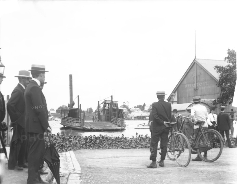 Central steam vehicular ferry 'horse ferry" that ran across the Brisbane River from..., 1905. Creator: Robert Augustus Henry L'Estrange.