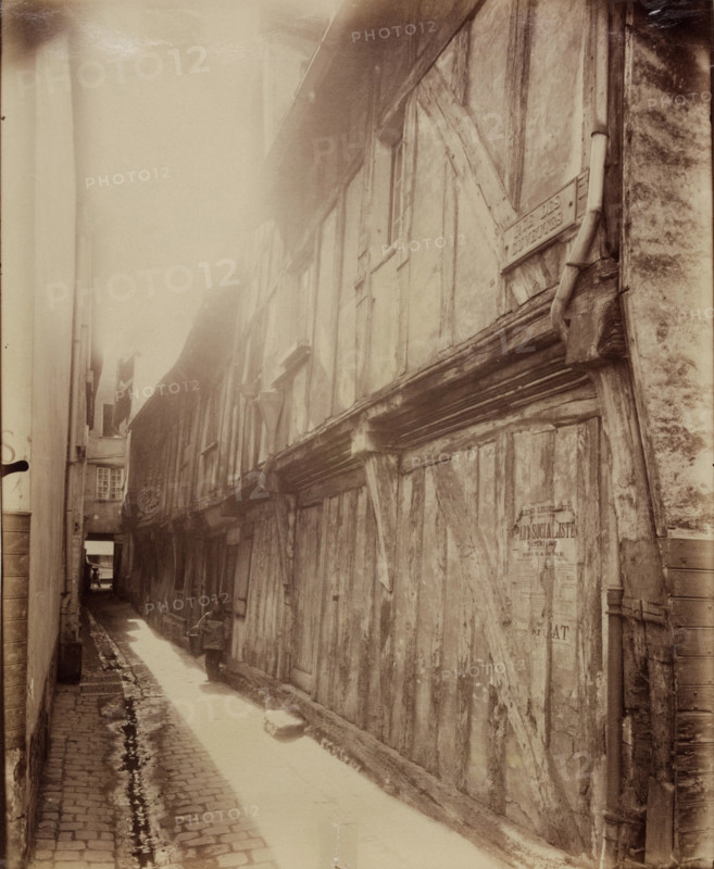 Beauvais - Rue des Cuvettes, between late 19th and early 20th century. Creator: Eugene Atget.