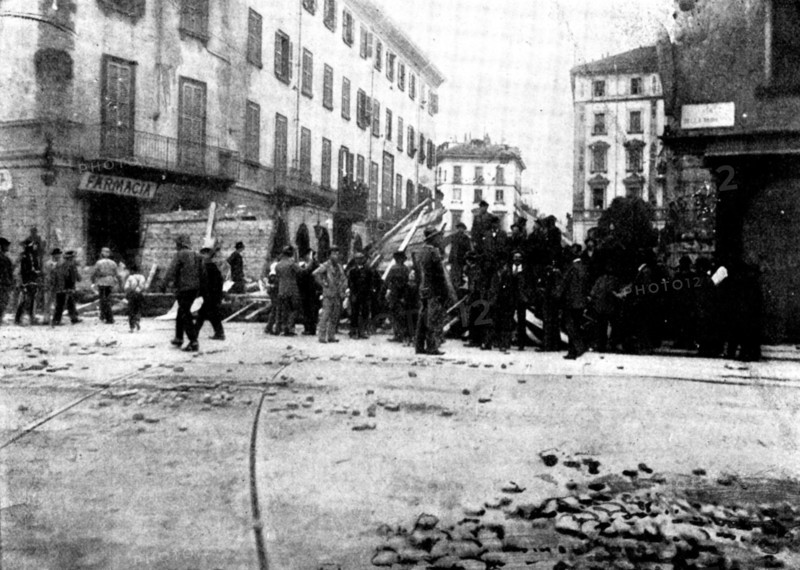 The Riots in Italy: street scenes in Milan - barricade at the corner of the Via Moscovia, 1898. Creator: Unknown.