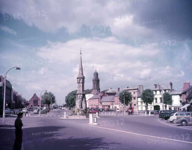 Banbury Cross and church, Banbury, Oxfordshire, c1955. Creator: Arthur Charles Kirby Ware.
