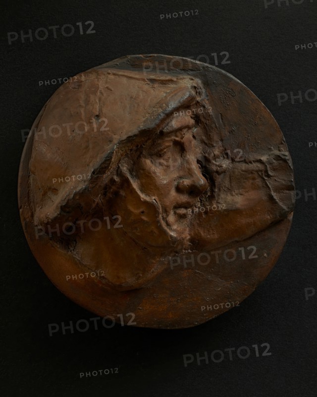 Cast of head of Roman soldier in helmet craning forward. Creator: Unknown.
