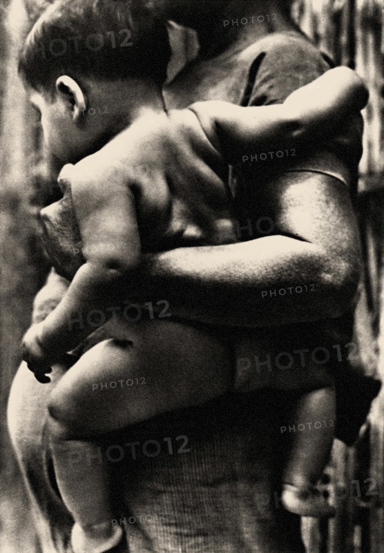 Mother with child from Tehuantepec, Mexico, 1929. Creator: Tina Modotti.