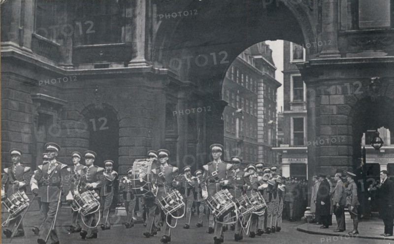 The Artists' Rifles' Drum and Fife Band in the courtyard  of Burlington House, circa mid-1930s. Creator: Unknown.