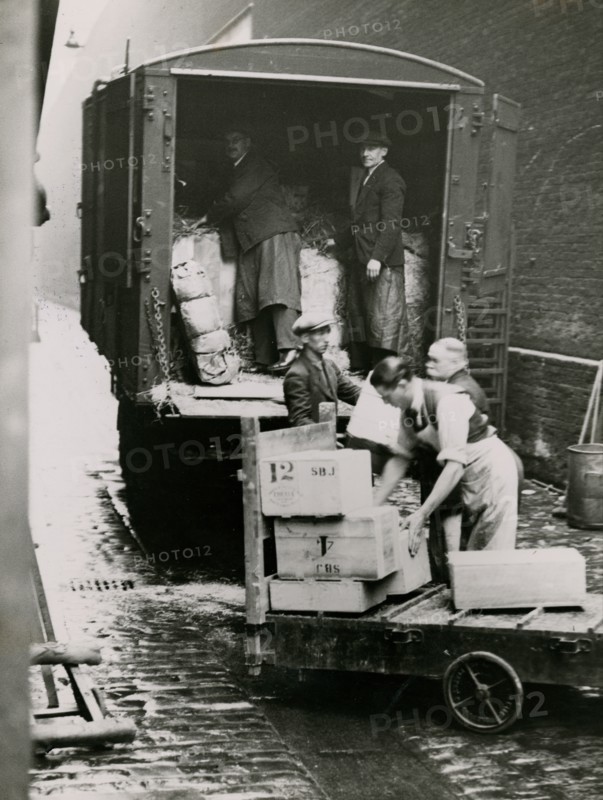 Unloading exhibits at the West Yard of Burlington House, 1935.  Creator: Topical Press Agency.