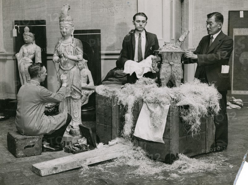 Unpacking exhibits from Japan, 1935. Creator: Topical Press Agency.