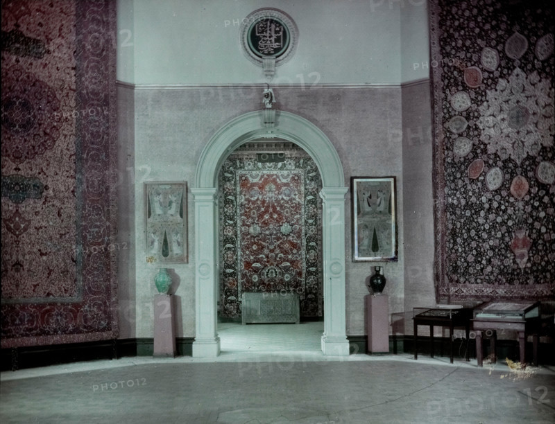 The Central Hall, The International Exhibition of Persian Art, at the Royal Academy of Arts, 1931. Creator: Unknown.