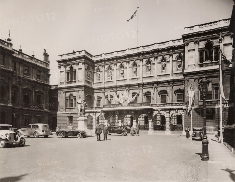 Burlington House Courtyard during the 1935 Summer Exhibition...King George V's Silver Jubilee, 1935. Creator: Unknown.