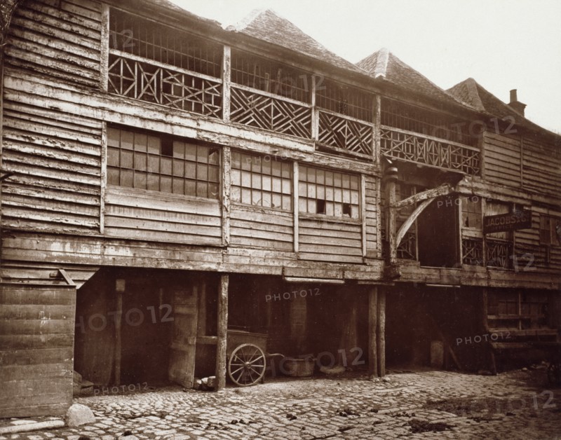 King's Head Inn Yard, Southwark, c1881. Creator: Henry Dixon & Son.