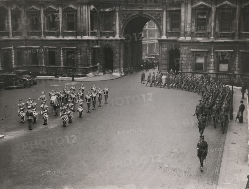The 38th Middlesex (Artists') Rifle Volunteers marching into the courtyard at Burlington House, 1933 Creator: Topical Press Agency.