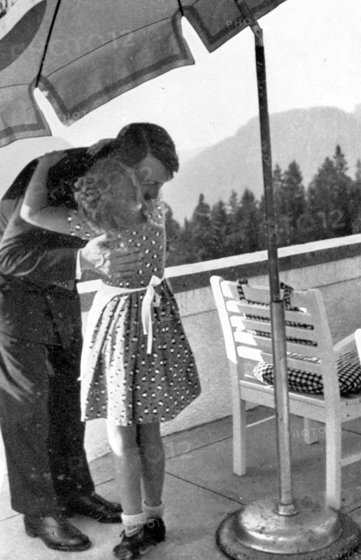 Hitler recevant la visite de Rosa Bernile Nienau en 1933