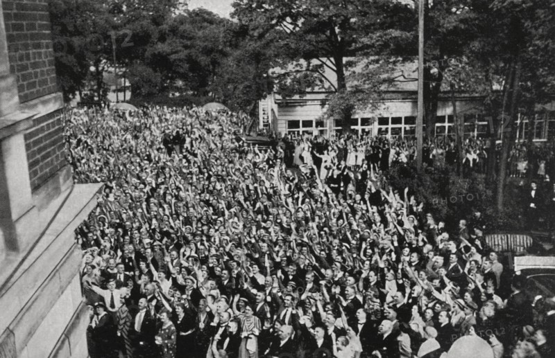 Lors du festival de Bayreuth, la foule en liesse salue Hitler