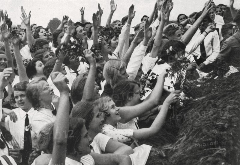 Hitler salué par une foule en liesse, 1937