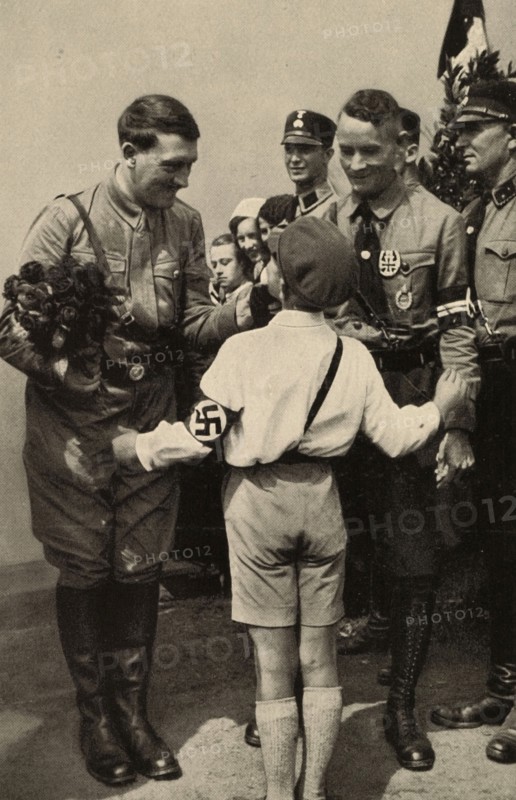 Hitler est salué par un jeune garçon lors de sa campagne électorale