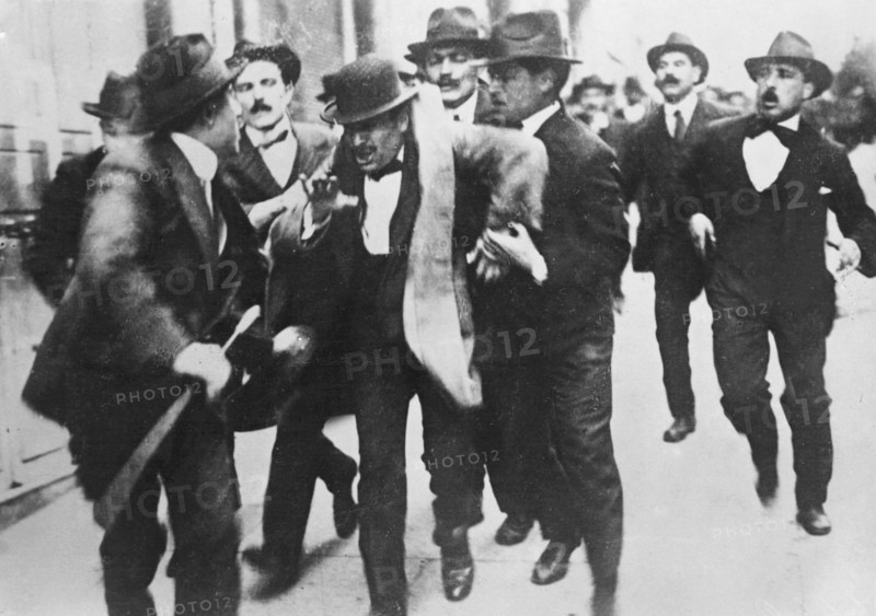 L'arrestation de Mussolini à Rome en 1915.